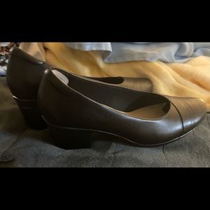 Black size 10 clarks brand pumps